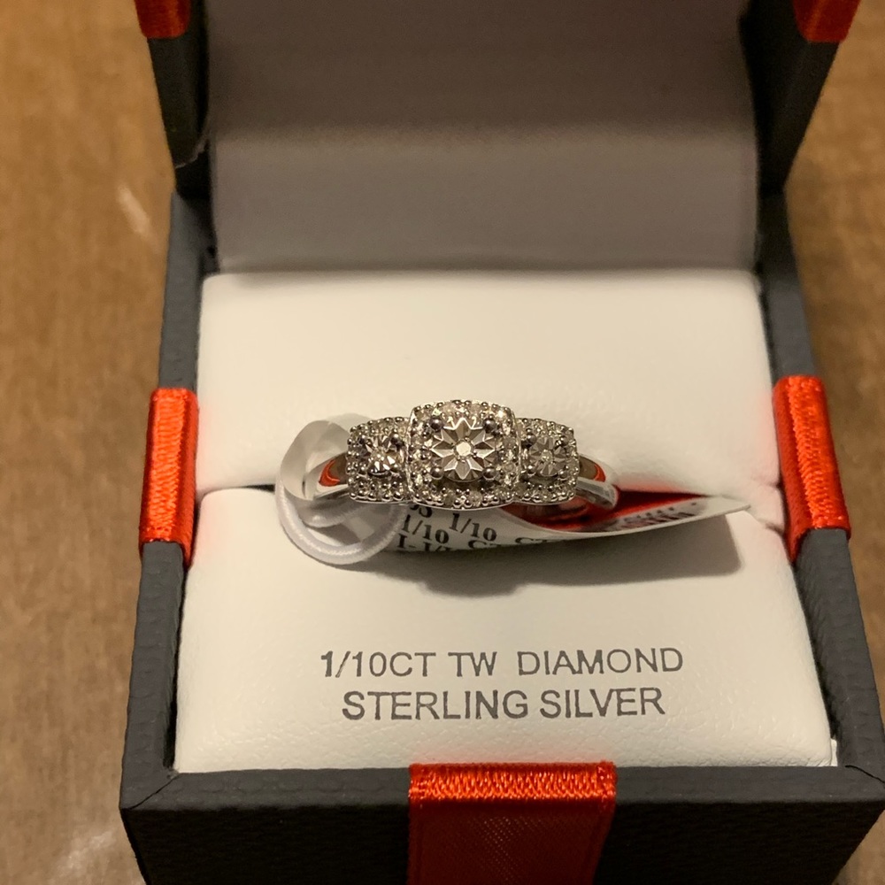 size 7 ring 1/10 CTTW diamond sterling silver